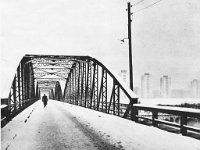 Crveni most 1968. godine  Crveni most u Zagrebu, sagrađen 1892. za vrijeme Austro-Ugarske, bio je impresivno remek-djelo od lijevanog željeza koje je desetljećima spajalo grad s južnom obalom Save. Nakon žestokih stručnih rasprava 1930-ih, konstrukcija je preseljena na Jakuševec, gdje je služio kao ključna prometna veza sve do 1974., kada ga je naslijedio Most mladosti. Od tada je postao pješački most, no sudbina mu nije bila blistava — poplava 1990. odnijela je drvene stupove, a konstrukcija je ostavljena da propada. Iako je nekoć bio simbol povezivanja, završio je kao hrpa željeza, nestavši bez traga do početka 2000-ih.